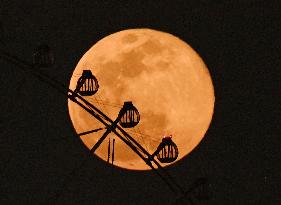 Super moon lights up sky in Tokyo