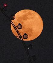 Super moon lights up sky in Tokyo