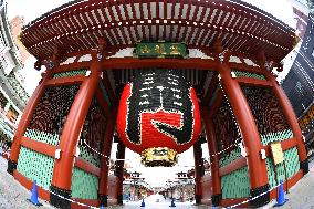 New lantern installed at Tokyo's Senso-ji temple