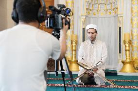 Prayer at Tokyo mosque