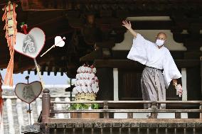 Fan-throwing ceremony in western Japan temple