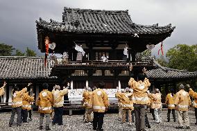 Fan-throwing ceremony in western Japan temple