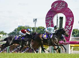 Daring Tact wins Japanese Oaks