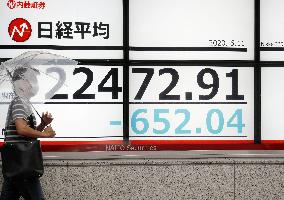 Tokyo stocks tumble