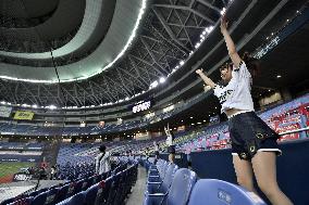 Baseball: Opening series in Japan