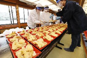 Meals prepared on houseboat for medical workers