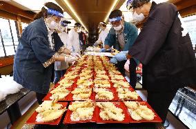 Meals prepared on houseboat for medical workers