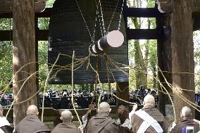 Rehearsal of New Year's Eve bell-ringing at Kyoto temple