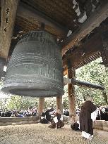 Rehearsal of New Year's Eve bell-ringing at Kyoto temple