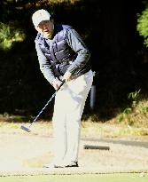 Japan PM Abe plays golf