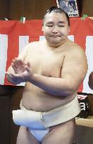 Sumo wrestler Kakuryu makes rice cake