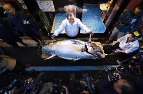 Year's 1st tuna auction in Tokyo