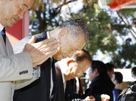 Tokyo Games organizing committee visits shrine