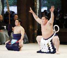 Sumo: Ring-entering ritual ahead of New Year meet