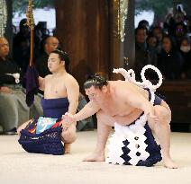 Sumo: Ring-entering ritual ahead of New Year meet