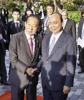 Vietnamese PM, secretary general of Japan's LDP
