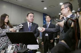 Japan-S. Korea talks on export controls