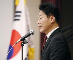 Japan-S. Korea talks on export controls