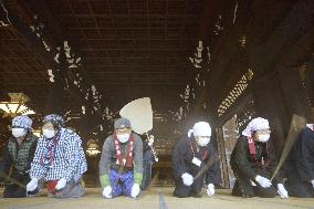 Year-end cleaning at Kyoto temple