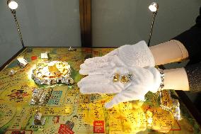 Pure-gold Game of Life board game in Japan
