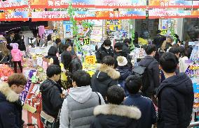 "Explosive" shopping by tourists over Lunar New Year holiday