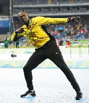 Olympics: Bolt strikes "Lightening Bolt" pose