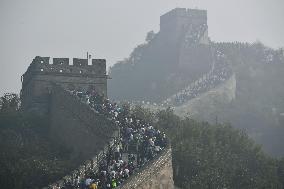 Tourists rush to Great Wall amid air pollution