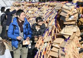 College entrance exam takers visit Tokyo shrine