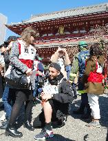 Quake drill for foreign visitors held at Tokyo tourist spot