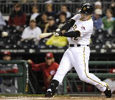 Pittsuburg Pirates' Iwamura 2-for-4 against Cincinnati Reds