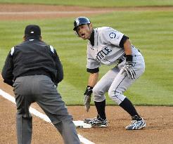 Ichiro argues with umpire