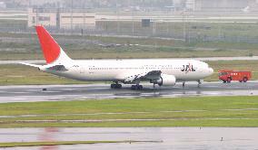 (1)JAL plane loses 2 nose wheel tires in landing at Haneda