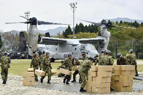 U.S. military delivers supplies to quake-hit area using controversial aircraft
