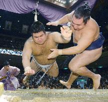 Sumo: Kakuryu takes 3rd loss at hands of Takayasu