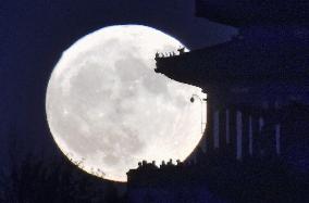 Supermoon lights up sky in Beijing