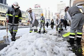 Heavy snowfall hit Tokyo