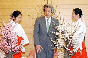 Koizumi presented with plum bonsai
