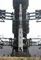 N. Korea shows rocket to foreign media