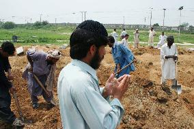 Pakistan inters Red Mosque victims in Islamabad's new graveyard