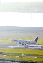 2nd runway opens at Kansai Int'l Airport