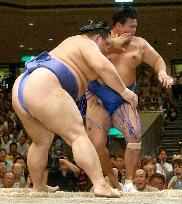 Ozeki Kaio beats No. 4 maegashira Tosanoumi