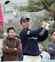 Izawa sets early pace at Token Homemate Cup