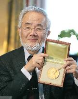 Japanese Nobel laureate Ohsumi shows his medal