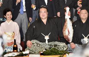 Sumo: New Year champ Kisenosato beats Hakuho, set for yokozuna