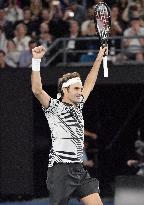 Federer advances to Australian Open semifinal