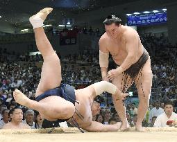 Hakuho beats Ikioi