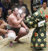 Sumo: Tochinoshin 1 win away from 1st championship