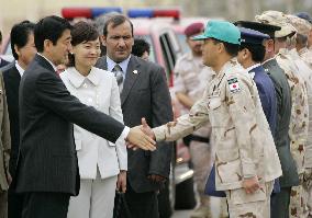 Abe meets ASDF troops in Kuwait