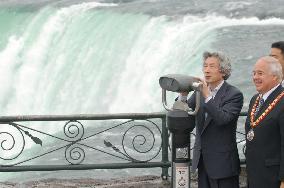 Koizumi arrives in Canada for talks with Harper