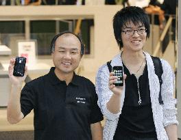 Apple iPhone debuts in Japan via Softbank Mobile